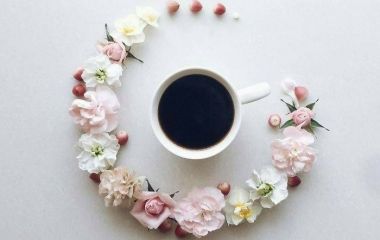 一场咖啡与鲜花的比赛