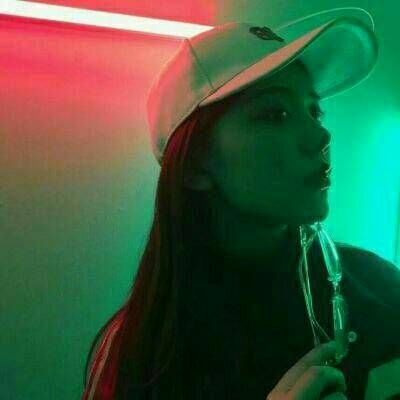 戴帽子女生头像