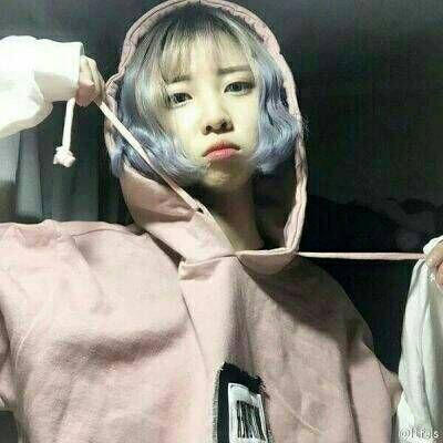 短发女孩