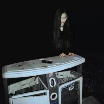 女生露肩腐女头像