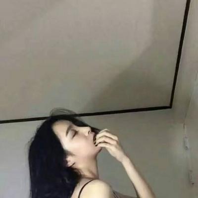 女生露肩腐女头像