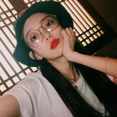 戴眼镜女生超酷.