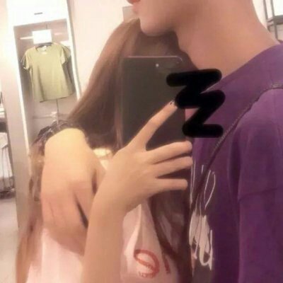 是哪位小可爱要得亲亲抱抱举高高_qq情侣头像_我要