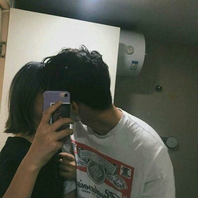 是哪位小可爱要得亲亲抱抱举高高_qq情侣头像_我要