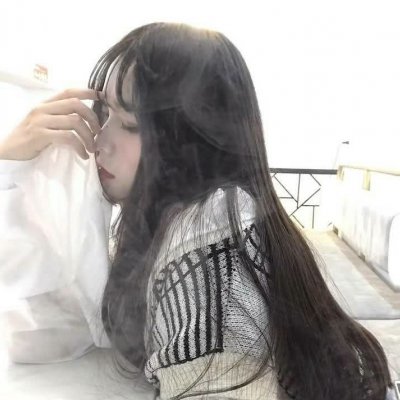 假装开心的女生头像.