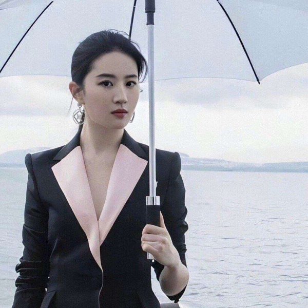 江奕/气质女神刘亦菲撑伞图片/老子对她 只有温柔_微信头像_我要个性