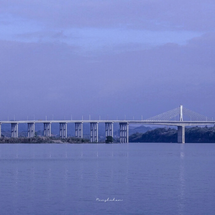 蓝紫色ins治愈背景图