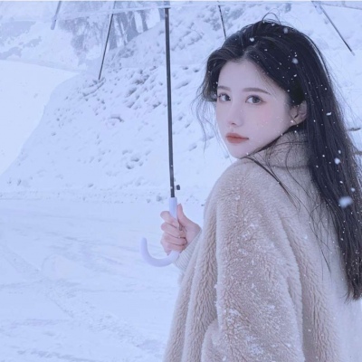 冬季雪景女头