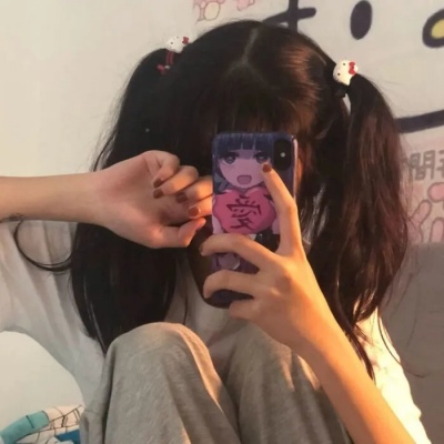 一定要像小孩子一样爱笑眼睛里一定要闪着不谙世事的光女生头像