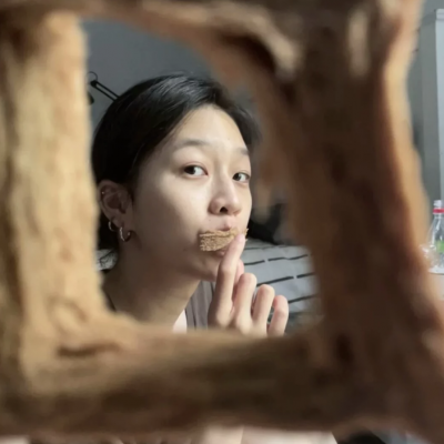 "这场雨或许不撑伞会更浪漫"_女生头像_我要个性网