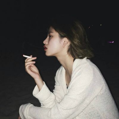 15岁女孩抽烟图片