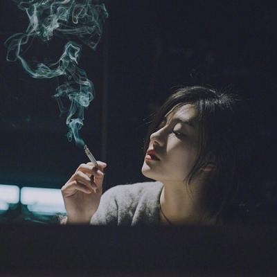 女生叼烟头像图片