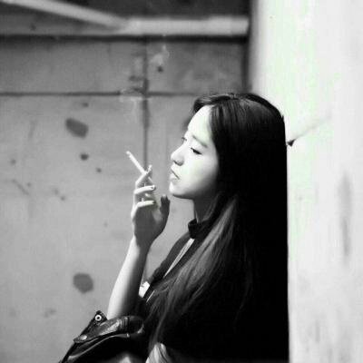 女生抽烟背影图片