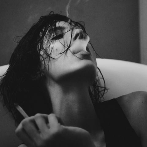 女人吸烟侧脸黑白图片图片