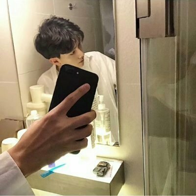 脸上长手机男头