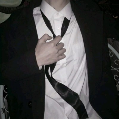 拽男生领带的情头图片