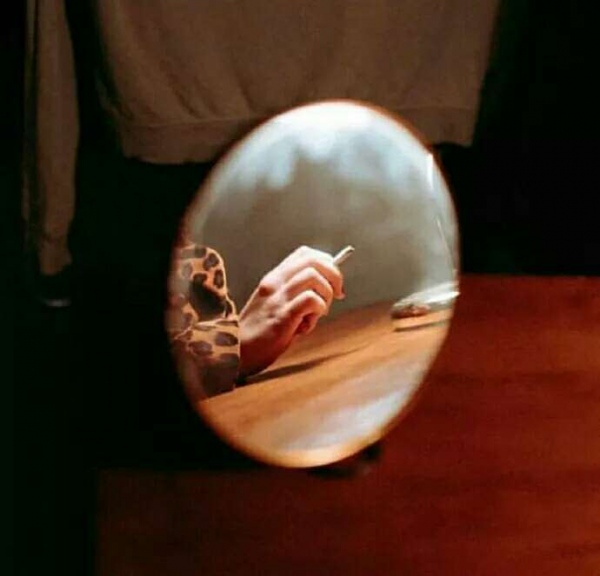 镜子里的自己图片伤感图片
