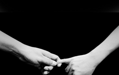 情侣牵手背景图黑白图片