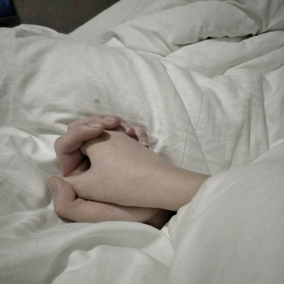 情侣躺床上牵手图图片