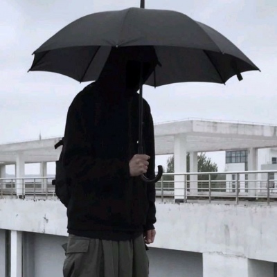 男生撑伞背影头像雨中图片