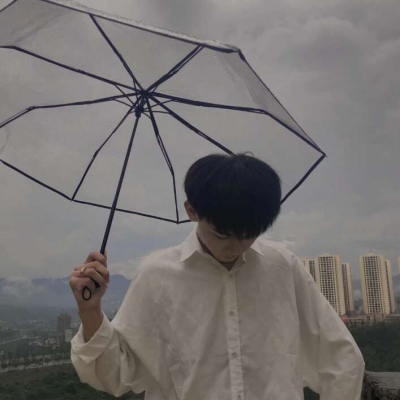 男生撑伞背影头像雨中图片