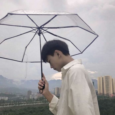 头像男生拿雨伞真人图片