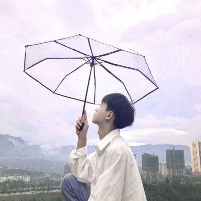 男生撑伞背影头像雨中图片