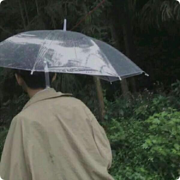 男生头像雨中撑伞图片