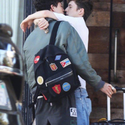 戳爷和男友Jacob街头拥吻，甜到齁！