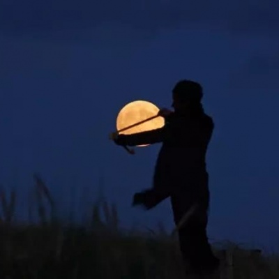 一个人仰望月亮的头像图片