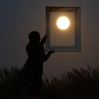 一个人仰望月亮的头像图片