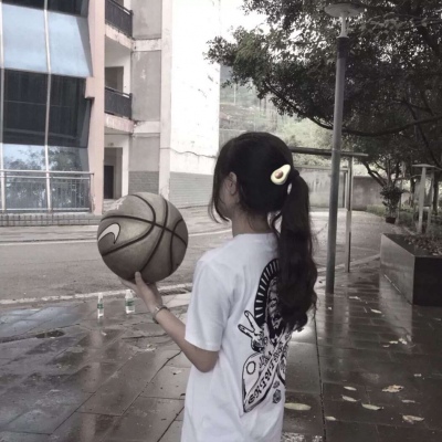 女生抱篮球的背影照片图片
