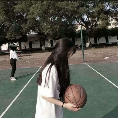 女生打篮球头像 背影图片