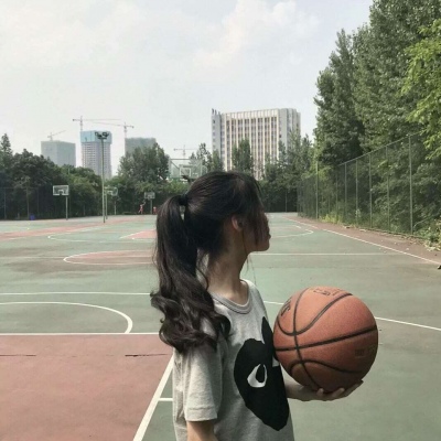 女生打篮球头像 背影图片