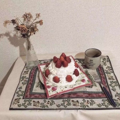 草莓蛋糕和甜甜的你很配哦