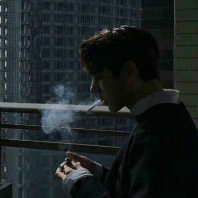男生抽烟头像高冷图片