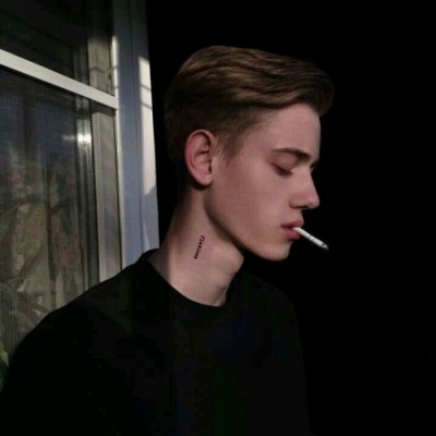 抽烟的男生头像真人图片