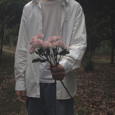 男生手拿鲜花的图片图片