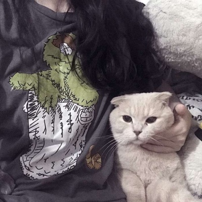 抱猫的女生头像 背影图片