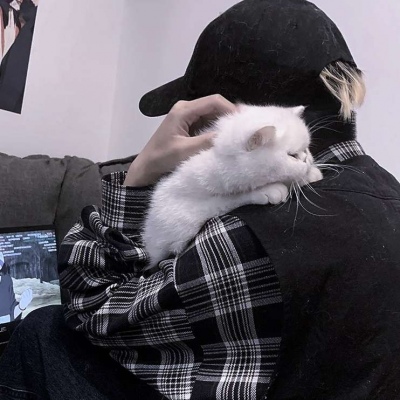 抱着猫的男生头像真人图片