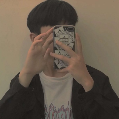 男生用手机挡脸头像图片