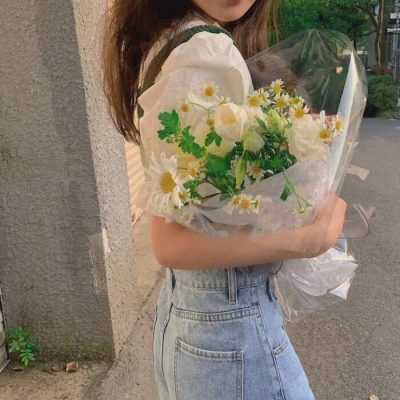 女生背影 抱着一束花图片