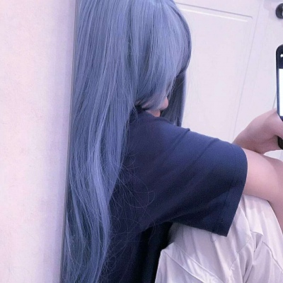 浅蓝色头发的女生头像图片