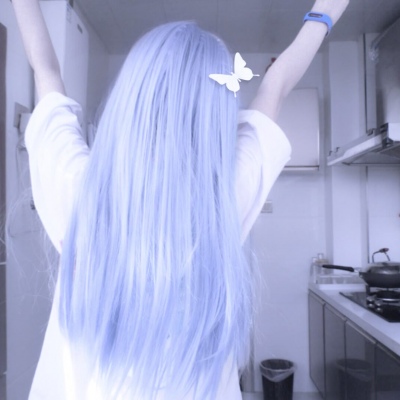 浅蓝色头发的女生头像图片