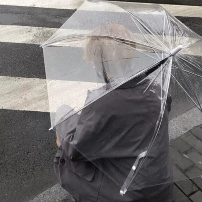 头像男生拿雨伞真人图片
