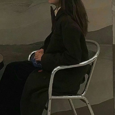 女生头像全身坐椅子图片