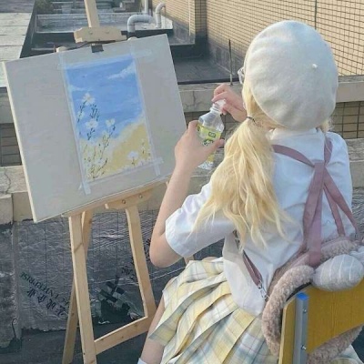 女生正在画画的头像图片