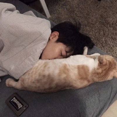 男生抱猫的头像 躺着图片