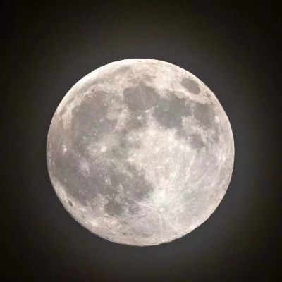 月亮总是格外的圆