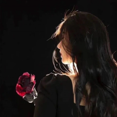 女生手持黑玫瑰的头像图片